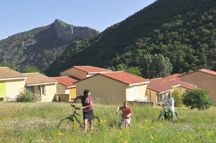Appart’hôtel pour 4 personnes, avec Terrasse et Jardin ainsi que Piscine et Vue