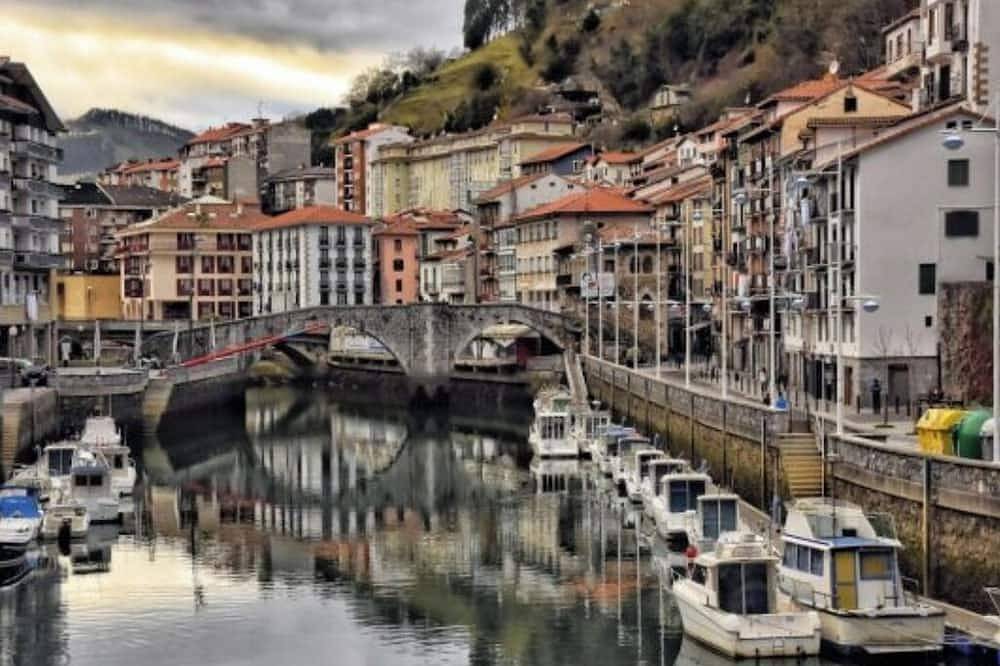 Entire apartment, Great accommodation on the coast of the Basque Country, with capacity for 8 to 10 people. in Ondarroa, Basque Coast (Spain)