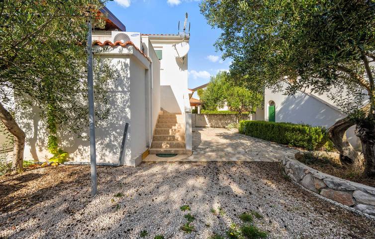 Ganze Ferienwohnung, Apartment mit Meerblick, Terrasse, Küche und Parkplatz – 1,5 km vom Strand entfernt in Betina, Tisno