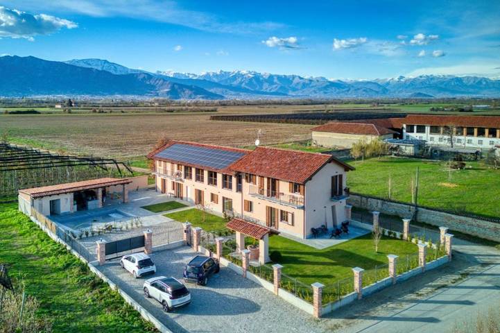 B&b voor 2 personen, with Balkon and Terras as well as Tuin and Zwembad in Saluzzo