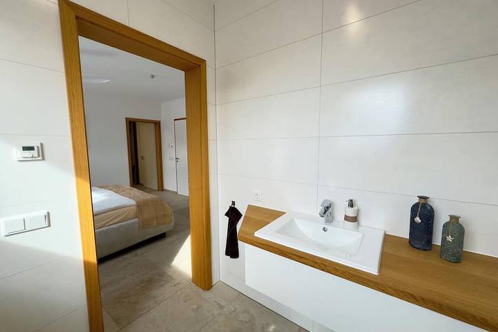 Luxuriöse Villa Möwengeflüster - 220qm Fewo für max. 8 Gäste + Sauna am See in Pouch, Muldestausee