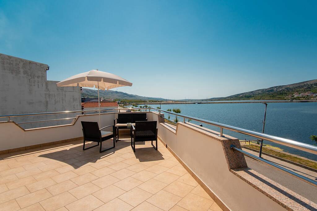 Ganze Wohnung, Ferienwohnung für 5 Personen mit Balkon/Terrasse in Pag Stadt, Pag