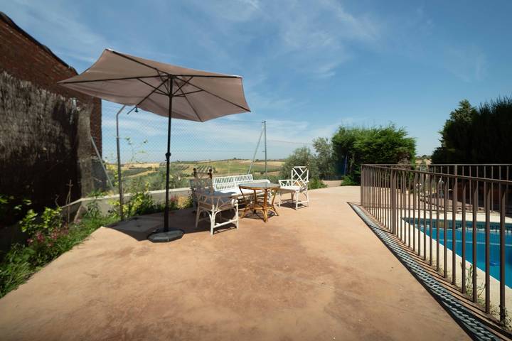 Casa rural junto a Toledo con piscina, olivares y montaña in Bargas, Provincia de Toledo
