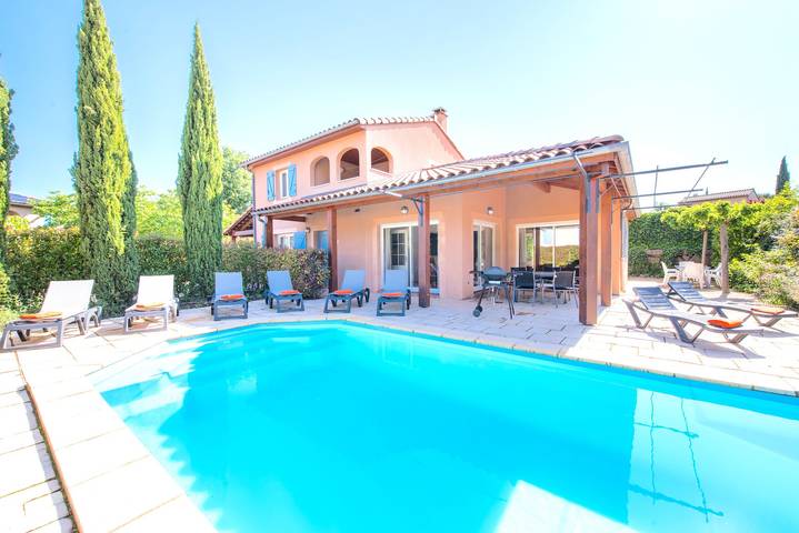 Gîte pour 8 personnes, avec piscine