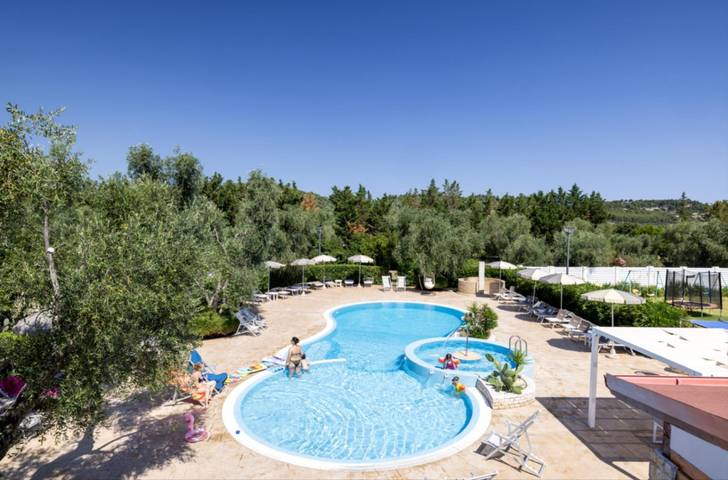 Agriturismo per 6 persone, con terrazza e piscina nonché giardino, con animali domestici in Provincia di Foggia