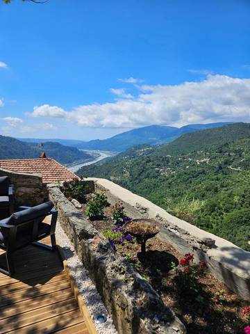 Gîte pour 4 personnes, avec terrasse et vue ainsi que piscine et jardin, animaux acceptés à Bonson