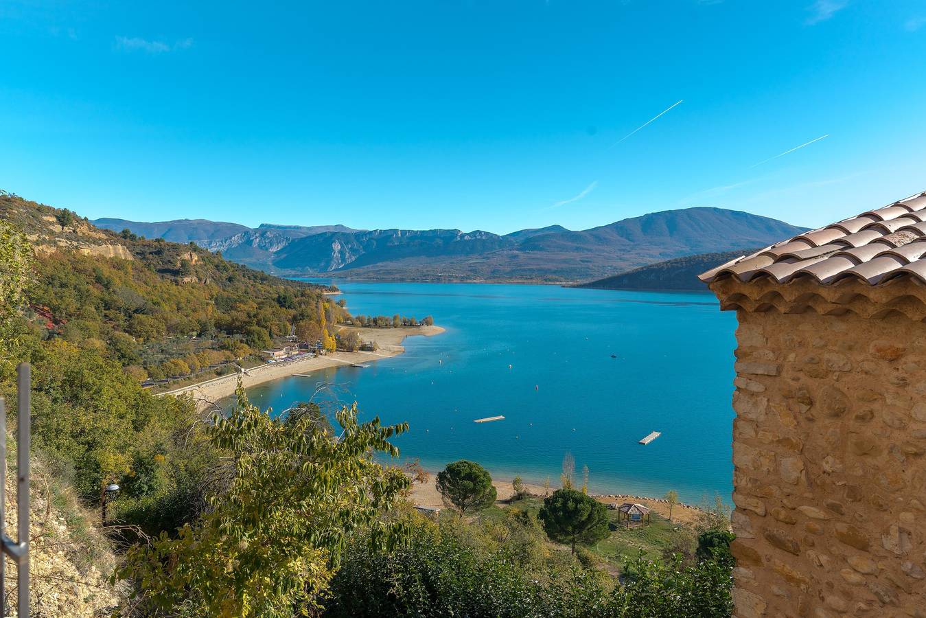 Gästezimmer „Voyage“ mit gemeinsamer Terrasse, Wlan und Klimaanlage in Sainte-Croix-du-Verdon, Regionaler Naturpark Verdon