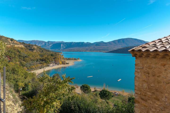 Chambre d’hôte pour 4 personnes, avec vue sur le lac en Provence