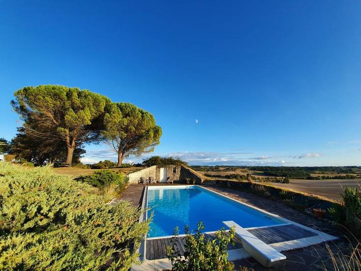 Location de vacances pour 14 personnes, avec Terrasse et Jardin ainsi que Piscine et Vue à Saint-Martial-de-Mirambeau