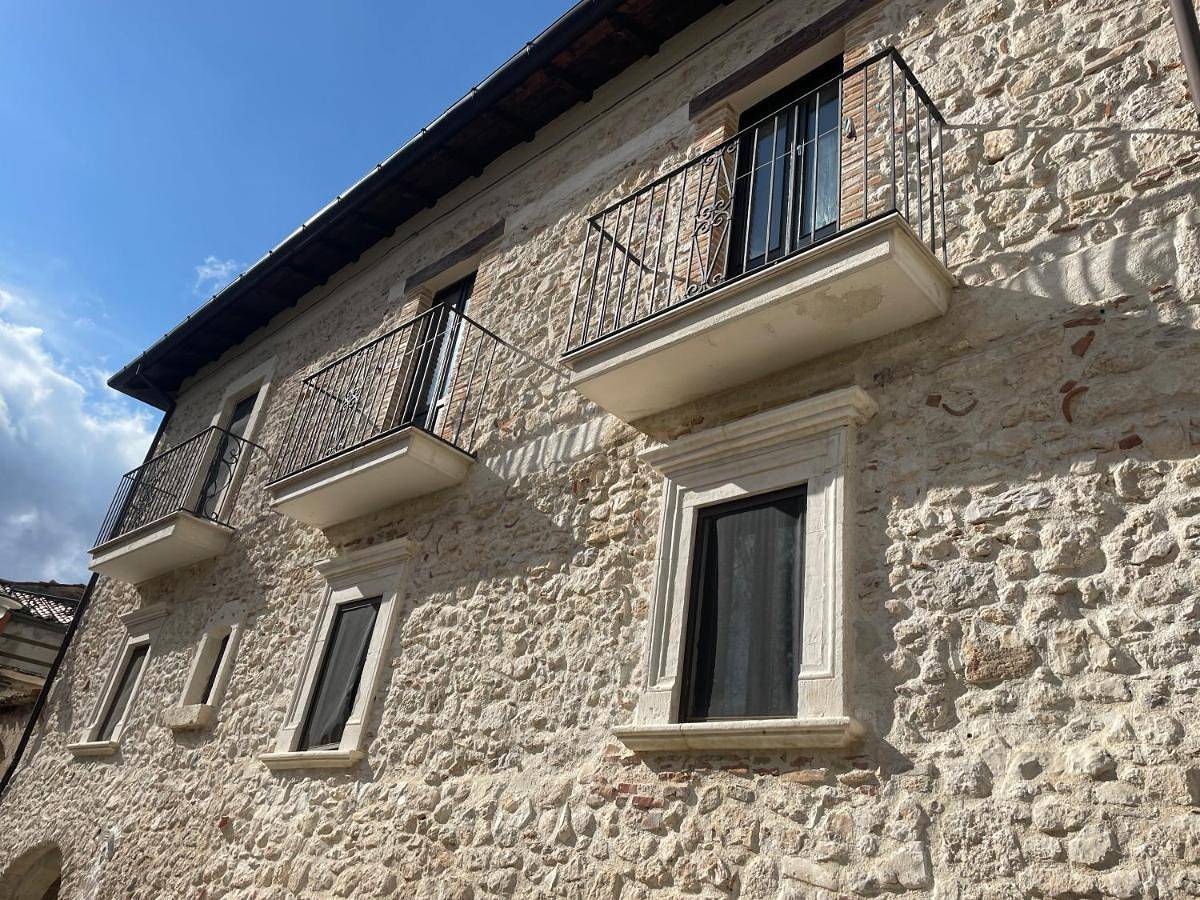 Double Room with Private Bathroom in Caporciano, Gran Sasso
