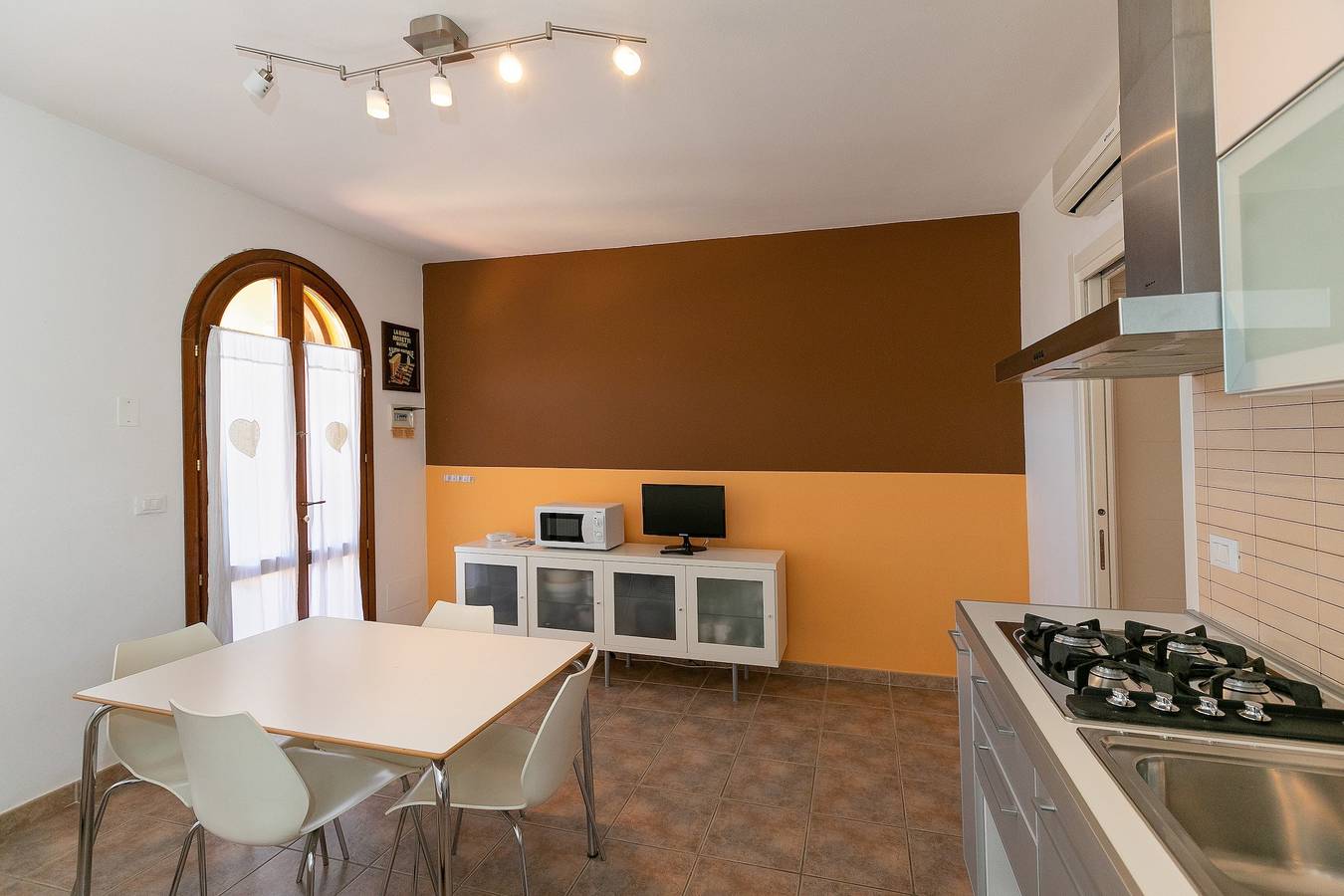 Appartamento intero, Appartamento 'Trilocale Leccino' con terrazza, piscina condivisa e Wi-Fi in Suvereto, Costa degli Etruschi