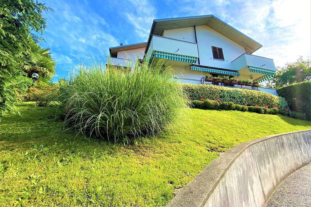 Entire apartment, Bellagio Near The Lake, A Stylish Apartment, Garden, Parking Relaxing Position in Bellagio, Comune di Bellagio