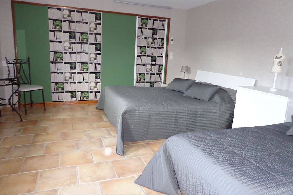 Gîte rural \"Le Noyer Rondin\" in Cheverny (sleeps 12), ideal for families. in Cheverny, Sologne