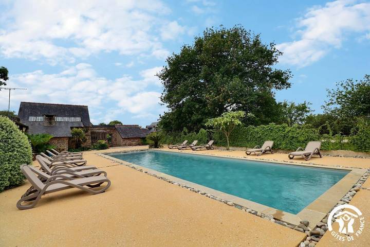 Gîte pour 9 personnes, avec Terrasse et Jardin ainsi que Piscine et Vue à Pipriac