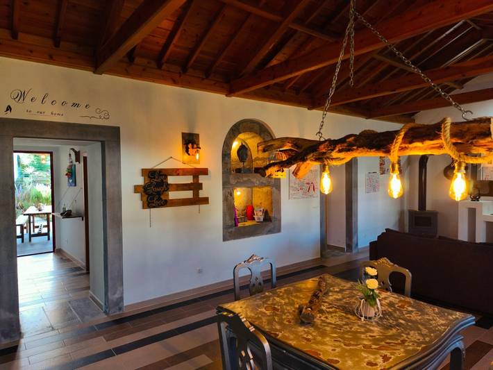 Holiday Home 'Lovely House in Biscoitos' with Mountain View, Private Terrace and Wi-Fi in Altares, Terceira (Azorerne)