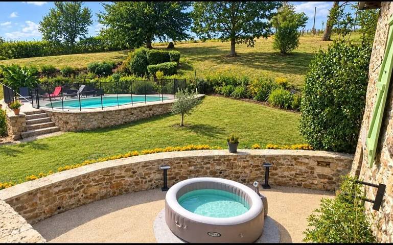 Amplia villa con piscina en Bas-Ségala in La Bastide-l'Évêque, Aveyron (desambiguación)