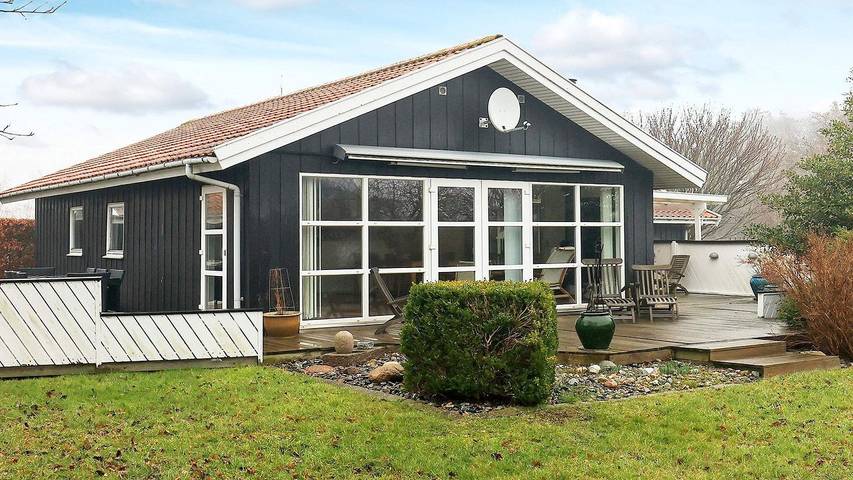 Ferieudlejning for 9 personer, med have på Sjælland
