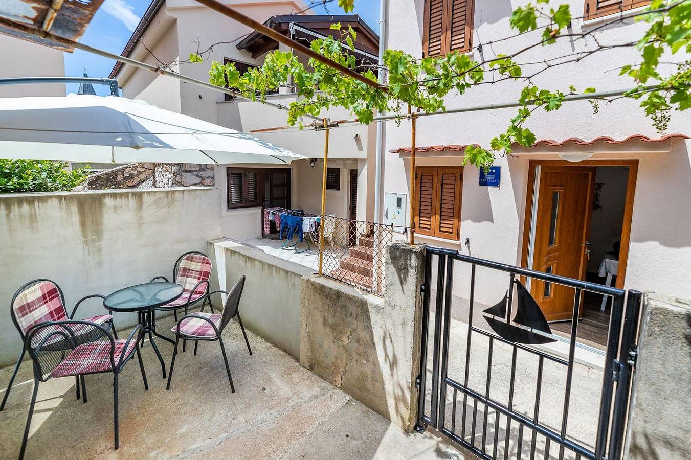 Apartamento entero, Traumhaftes Studio nur 100 Meter zum Strand inmitten der romantischen Altstadt in Baska, Krk (isla)