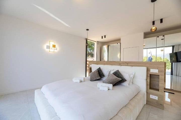 Hôtel pour 4 personnes, avec terrasse et piscine ainsi que jardin et vue, animaux acceptés
