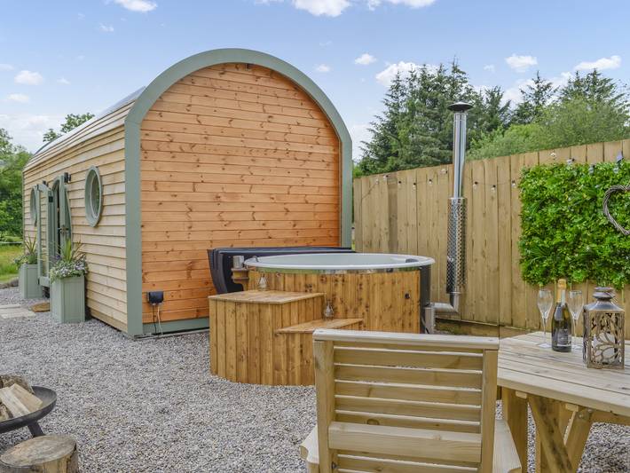 Log cabin for 2 people, with garden, with pets in Ayrshire