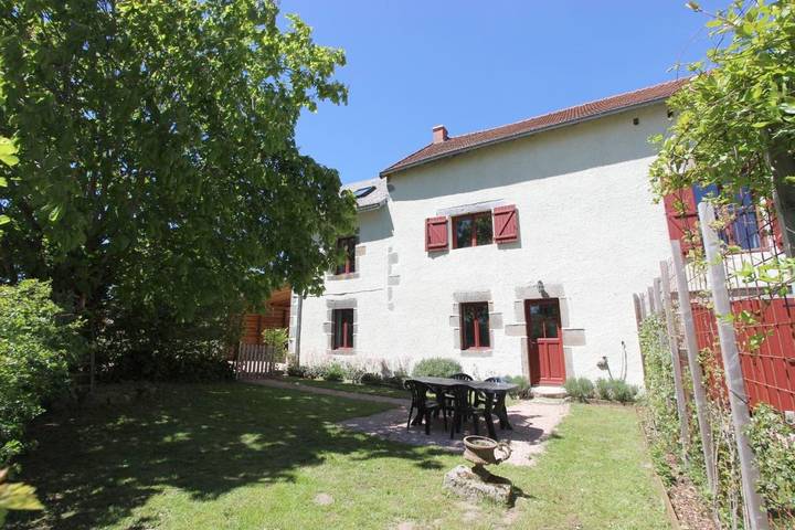 Gîte pour 6 personnes, avec jardin ainsi que piscine et vue, animaux acceptés à Espinasse