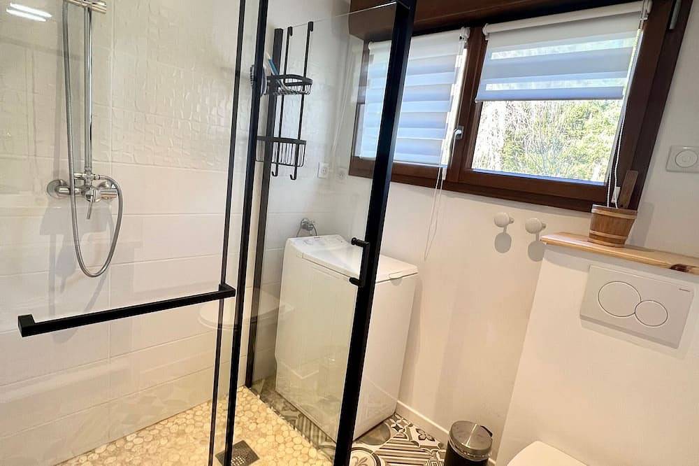 Geheel appartement, Quiet & Elegant Getaway: Modern Farmhouse with Terrace, Trails & No Overlook in Le Tholy, Épinal en omgeving