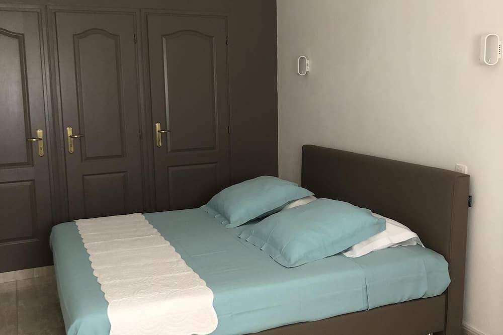 Halfvrijstaande villa in een rustige woning; dorp in de buurt van Montpellier in Pignan, Côte d'Améthyste