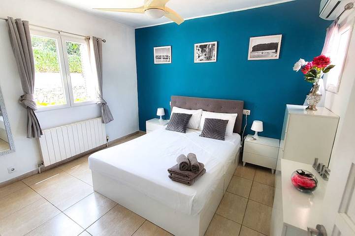 Familienfreundliche Villa (3 Minuten von Arenal Beach) mit privatem Pool und Klimaanlage in Jávea, Costa Blanca