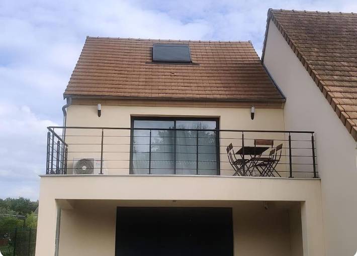 Gîte pour 4 personnes, avec Balcon et Terrasse ainsi que Jardin et Vue à Villeneuve-Saint-Denis