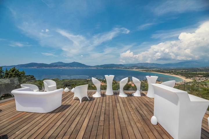 Villa pour 12 personnes, avec Balcon et Jacuzzi ainsi que Jardin et Vue sur le lac