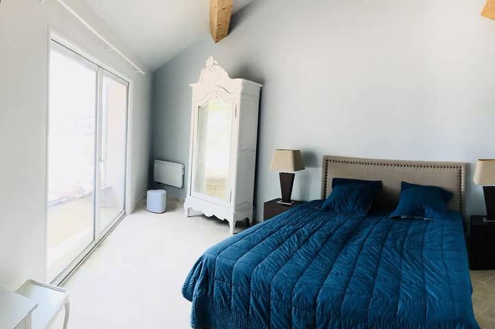 Location de vacances pour 17 personnes, avec terrasse ainsi que jardin et jacuzzi à Grambois - 2