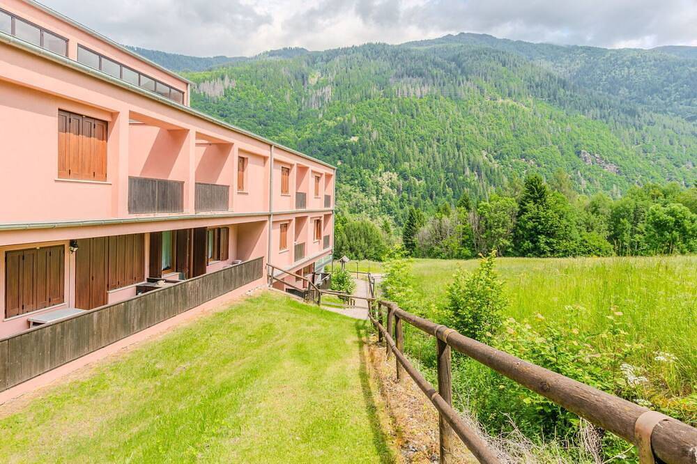 Entire apartment, Cosy apartment for 6 people with Wifi, Tv, patio, panoramic view and parking in Marilleva, Mezzana
