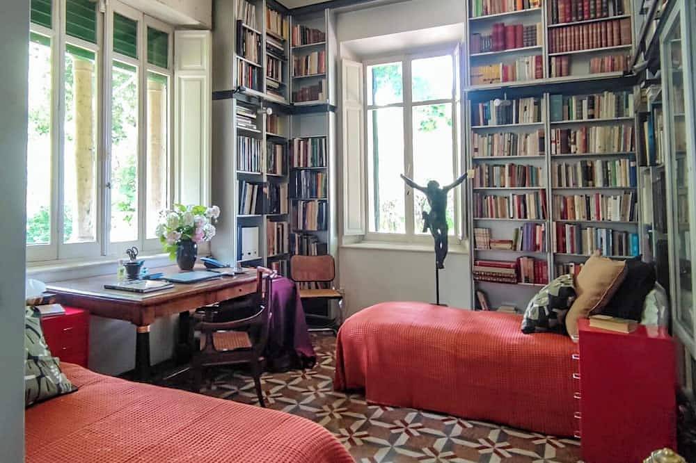Room in the library of the 19th century villa Villa Speranza in Parma, Parma Provinz