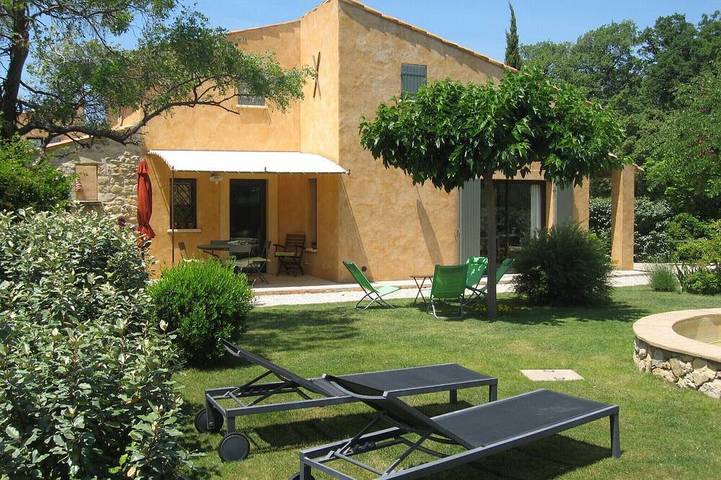 Gîte pour 4 personnes, avec Terrasse ainsi que Jardin et Piscine