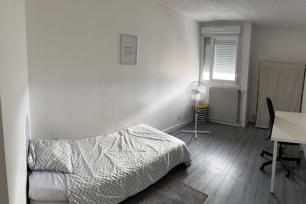 Entire apartment, Superbe Appartement Avec Toit Térasse, Idéal Pour Pour les Familles in Courcouronnes, Essonne