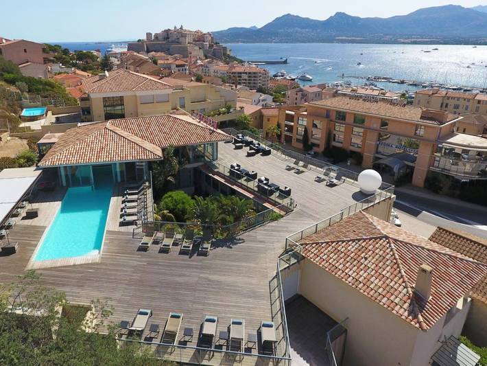 Hôtel pour 2 personnes, avec sauna et piscine ainsi que jacuzzi et balcon