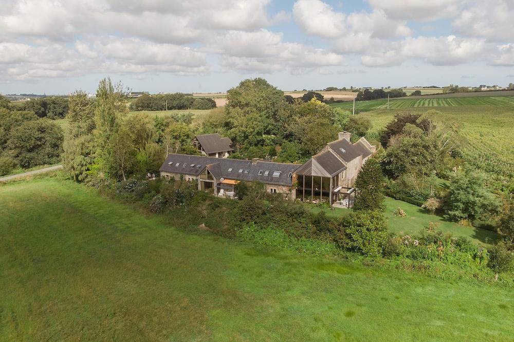 Longère d'un manoir du  Xvème entre mer et nature en Baie de Morlaix à Taulé in Taulé, Ceinture Dorée