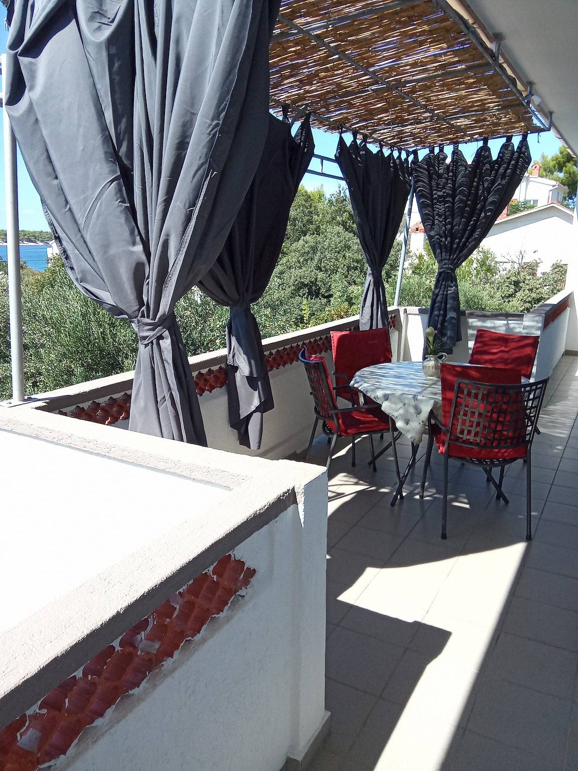 Ganze Wohnung, 2-Zimmer-Ferienwohnung mit Terrasse und Meerblick Barbat, Rab A-14247-a in Kaštel (Barbat), Barbat na Rabu