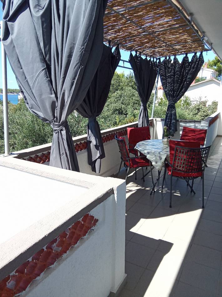 Ganze Wohnung, 2-Zimmer-Ferienwohnung mit Terrasse und Meerblick Barbat, Rab A-14247-a in Kaštel (Barbat), Barbat na Rabu