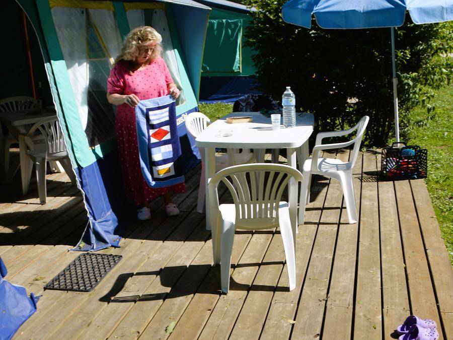 Camping Les Bords de Loue - Bungalow toilé 6 personnes - Tente bungalow 25m² - 2 chambres - sans sanitaires 4/6 pers in Parcey, Jura