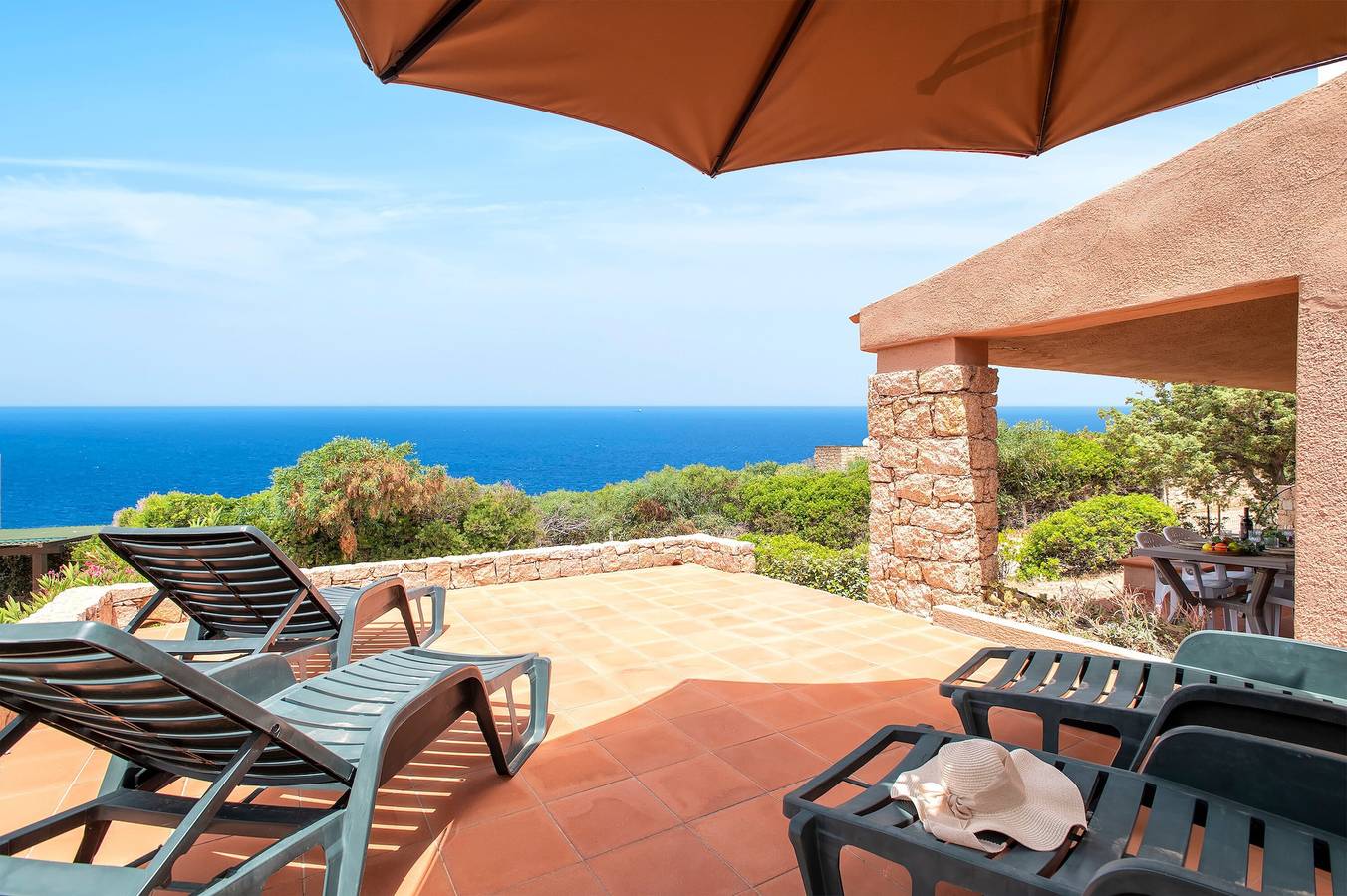 Casa vacanze 'Villa Elena' con vista mare, terrazza privata e aria condizionata in Costa Paradiso, Trinità d'Agultu e Vignola