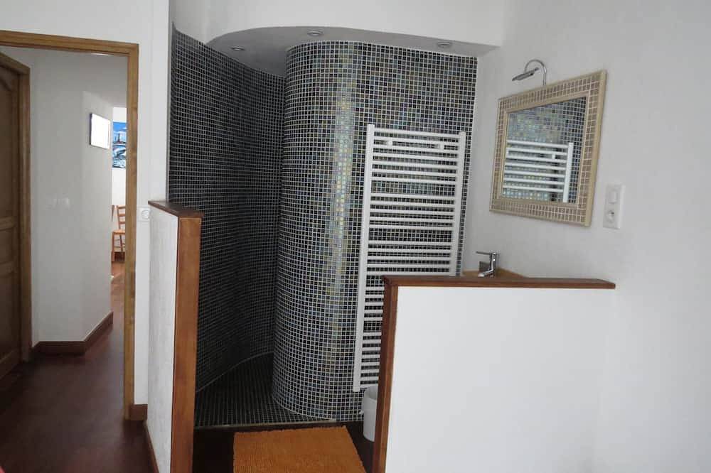 Appartement entier, Port d' Audierne appartement rez de chaussée avec jardin privé in Audierne, Côte de Cornouaille