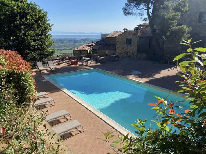 Ferienwohnung für 4 Personen, mit Terrasse und Garten sowie Pool und Ausblick in Rivalto