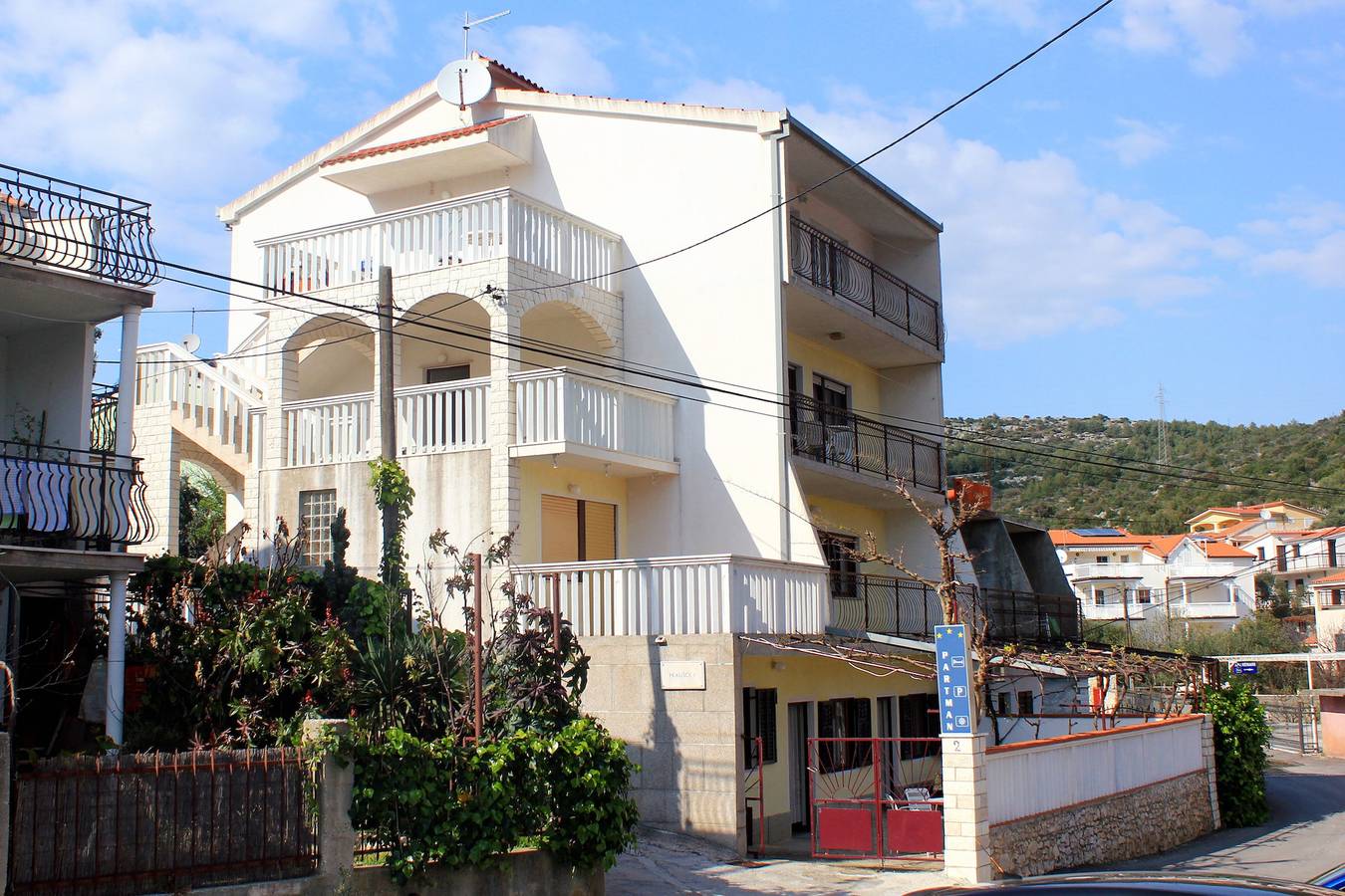 Ganze Wohnung, 1-Zimmer-Ferienwohnung mit Terrasse und Meerblick Marina, Trogir A-10003-d in Marina, Split-Dalmatien