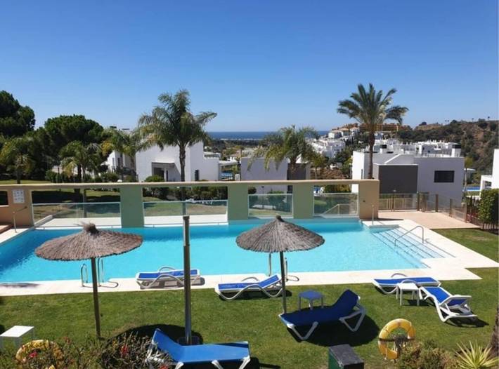 Ferienwohnung für 4 Personen, mit Meerblick und Pool sowie Garten, mit Haustier in Estepona