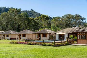 Gîte pour 3 personnes, avec jardin ainsi que piscine et vue, animaux acceptés à Resende (Brasil)