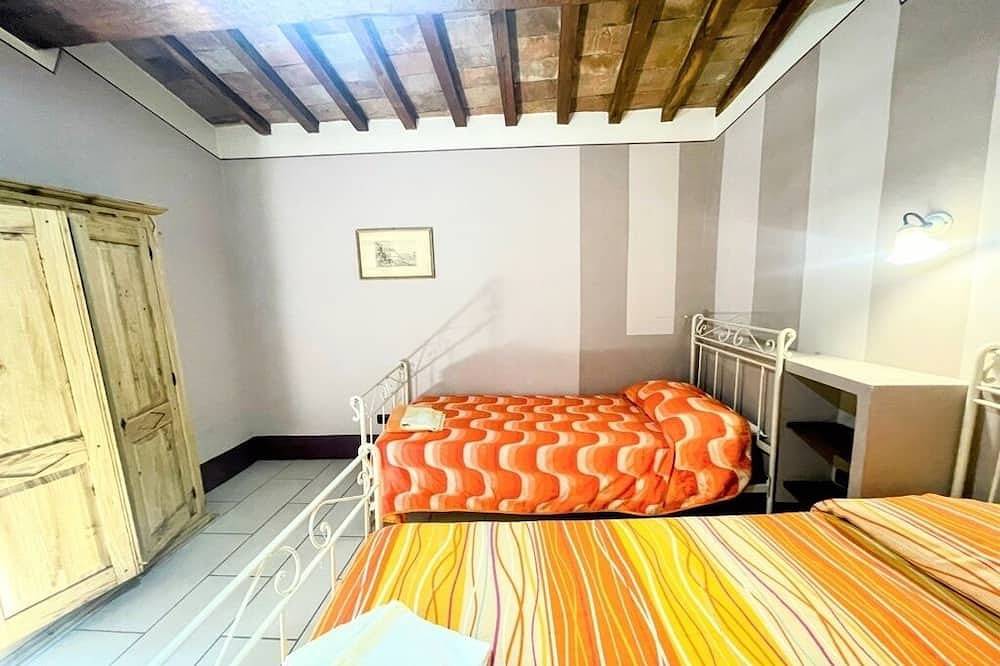Entire apartment, Apt 2 : air-con/2 bedrms/1 bathrm/wifi/car not essential/Spoleto centre 0.7 kms in Spoleto, Perugia Province