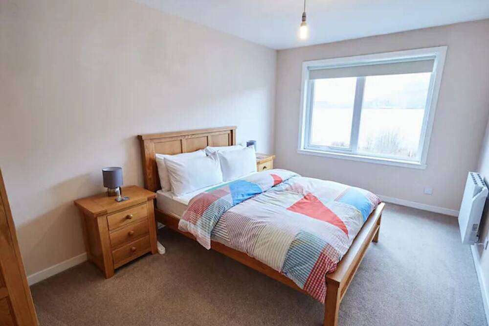 Entire apartment, Etive, Beautiful Lochside Apartment with balcony in Fort William, Loch Linnhe