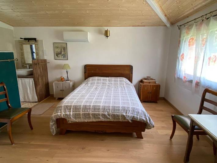 Location de vacances pour 2 personnes, avec jardin et vue ainsi que terrasse et piscine, animaux acceptés dans Orniac - 2