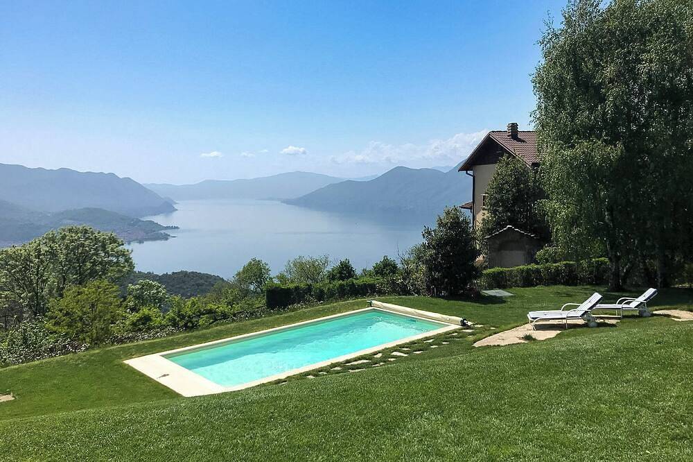 5-Zimmer-Villa mit Pool und Traumseesicht in ruhiger und ganztags sonniger Südlage in Agra, Lago Maggiore (Lombardei)